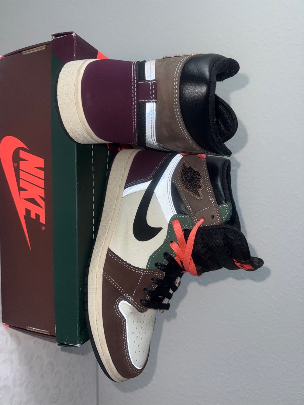Air Jordan 1 Retro High OG Brown, White & Black Sneakers with Coral Laces - Picture 4 of 8